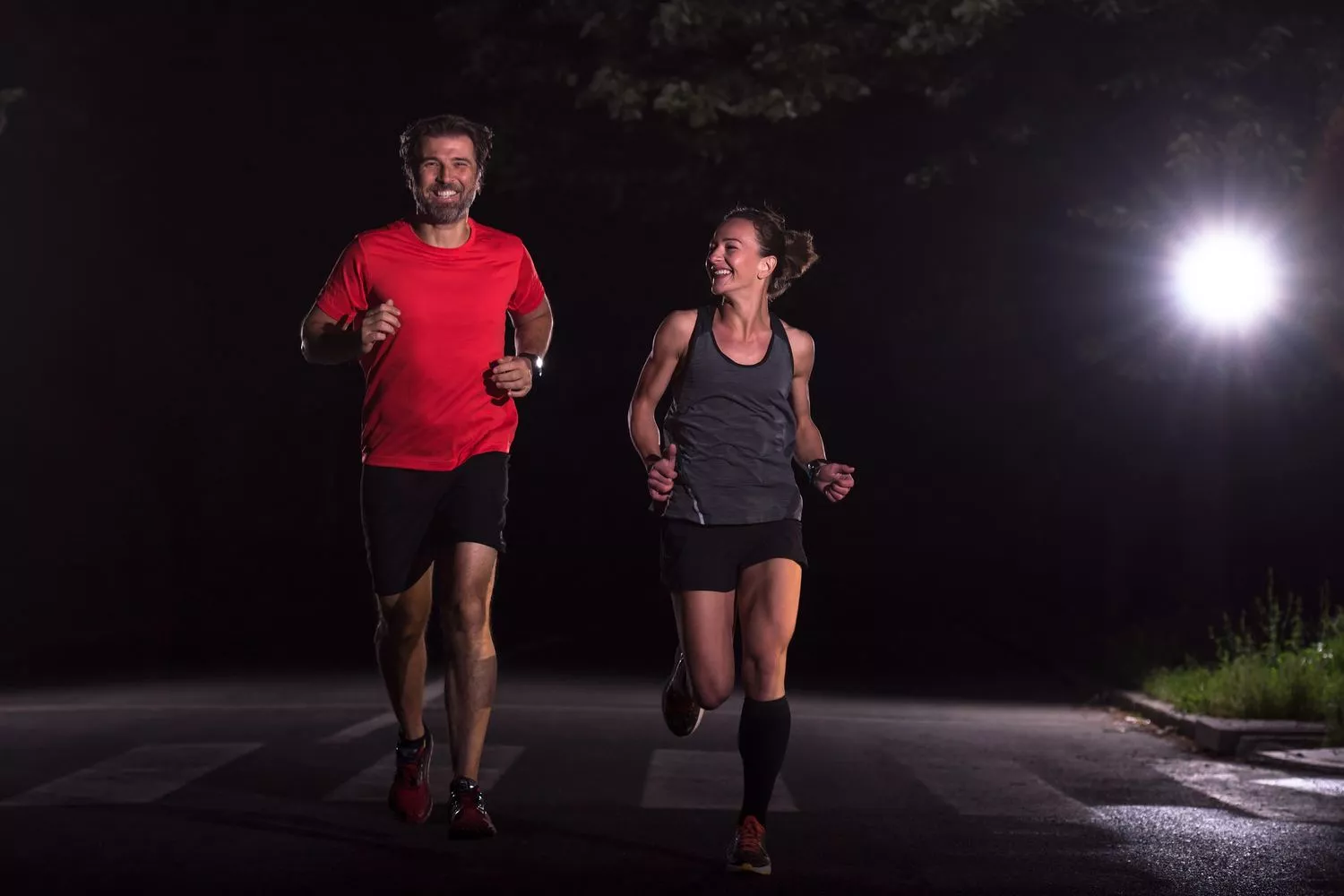 Veilig hardlopen in het donker: zo pas je je training aan op de kortere dagen