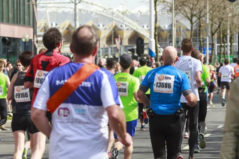 Rotterdam Marathon 2026: topduels vooraan, marathonverhalen tot diep in de middag